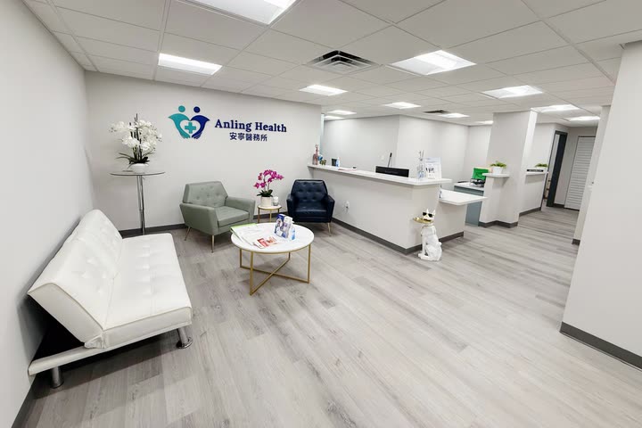 The white, light-filled reception and front desk of the Anling Health Sunrise office.